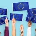 rece-macha-flagami-unii-europejskiej